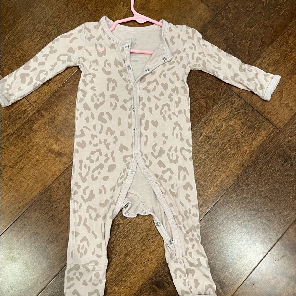 Kyte baby blush leopard snap romper